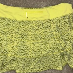 Lululemon “playoff the pleats” Yellow/ Black Patterned Skirt. Sz 12